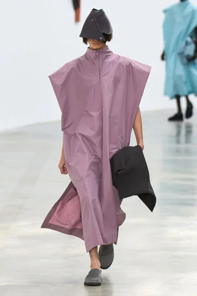 Look 16